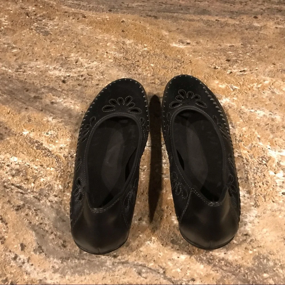 Earth Black Leather Shoes - Picture 5 of 11